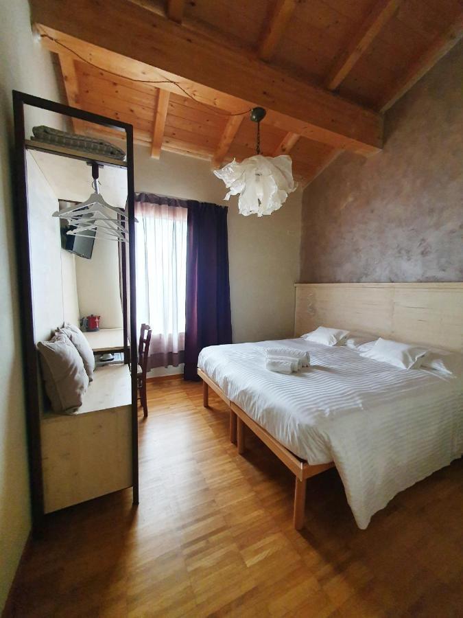 Osteria E Locanda Del Viaggiatore Russi Eksteriør billede