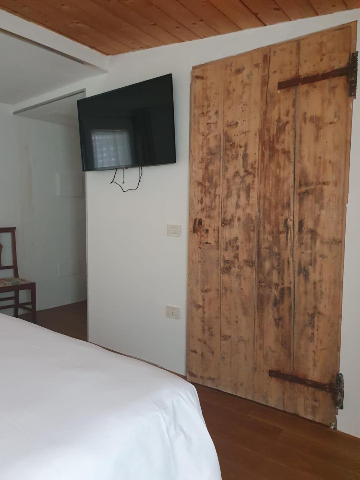 Osteria E Locanda Del Viaggiatore Russi Eksteriør billede