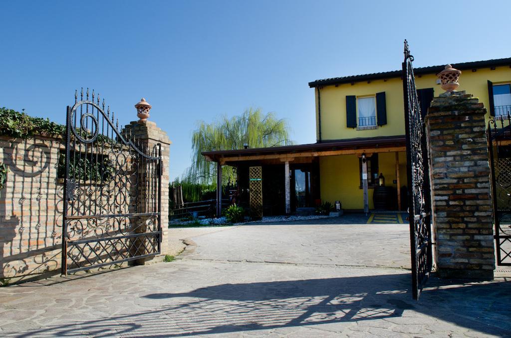Osteria E Locanda Del Viaggiatore Russi Eksteriør billede