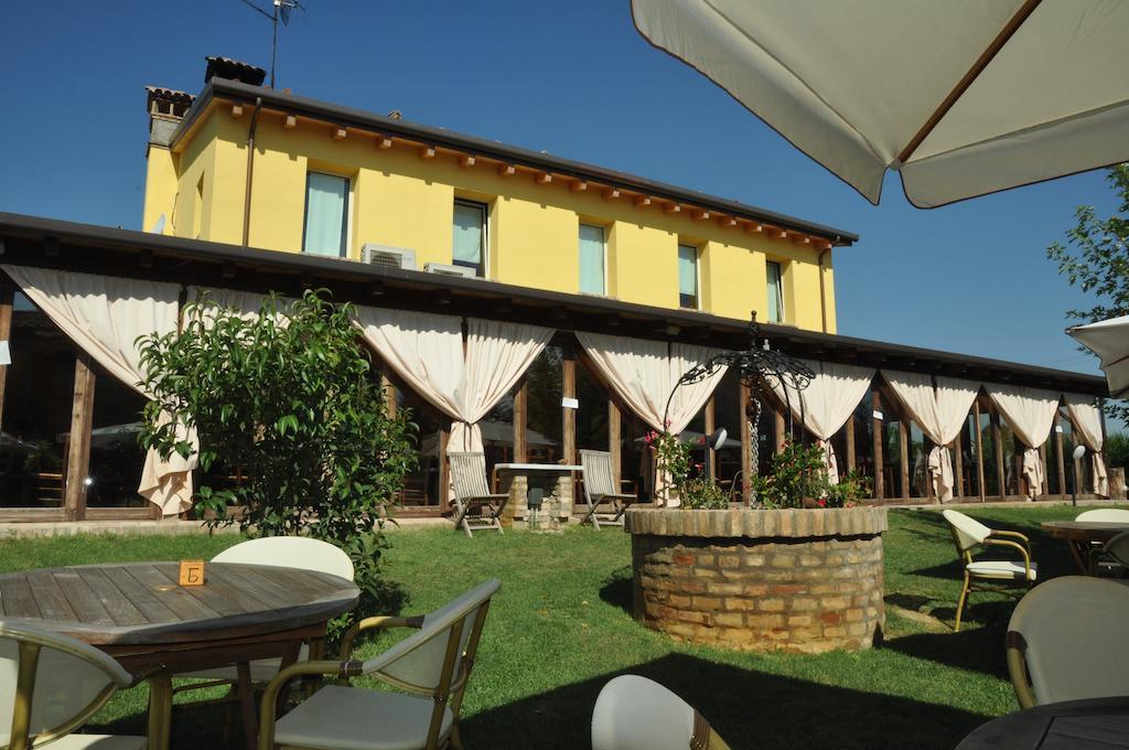 Osteria E Locanda Del Viaggiatore Russi Eksteriør billede